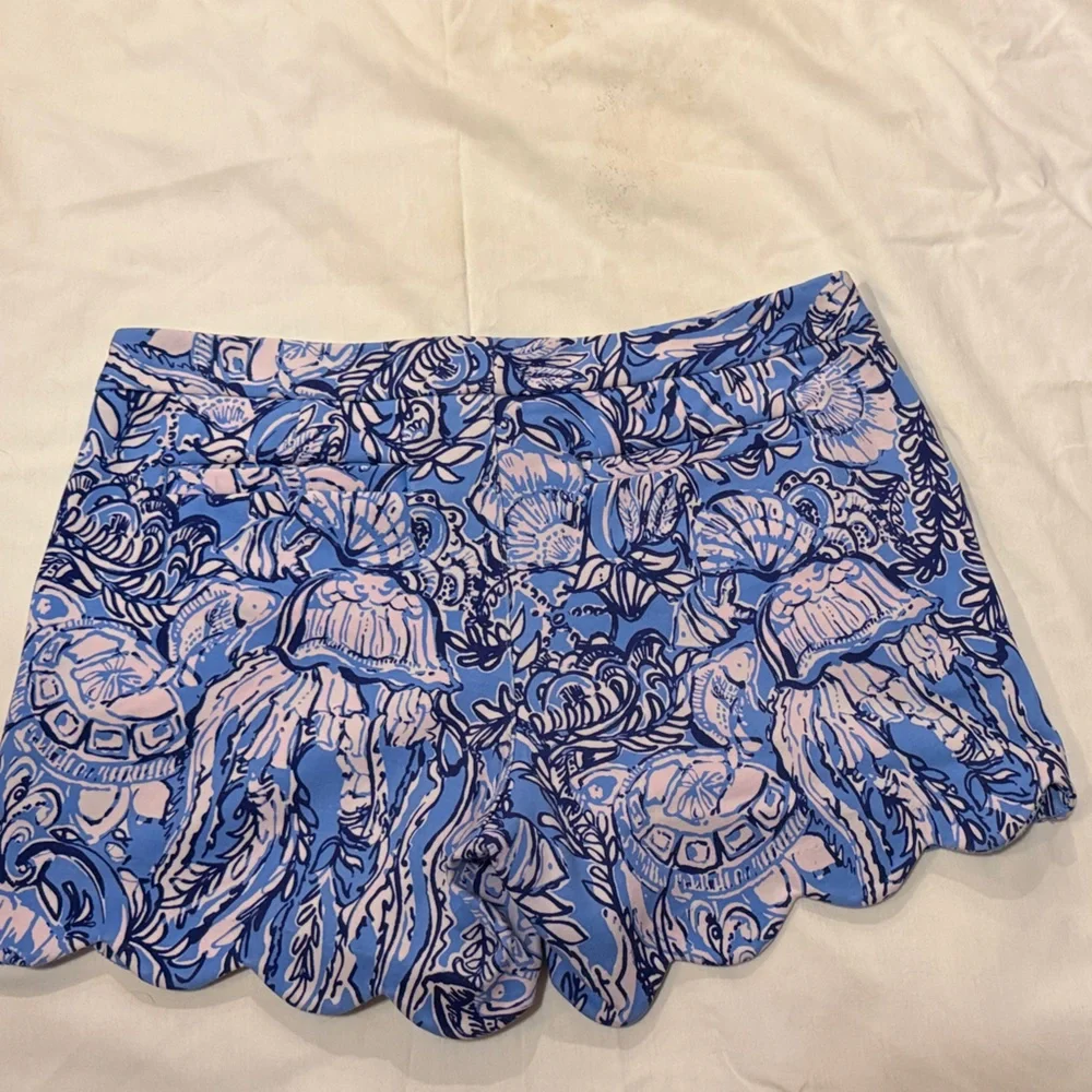 Lilly Pulitzer Buttetcup Blue and Light Blue Scallop-Edge Printed Shorts - Picture 4 of 4